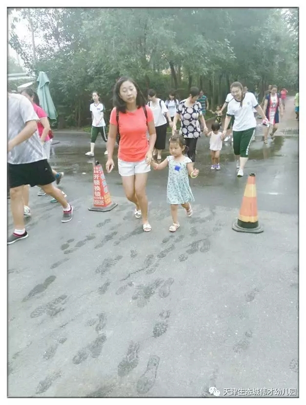 天津生态城伟才幼儿园欢乐盛夏之——第二届荧光夜跑